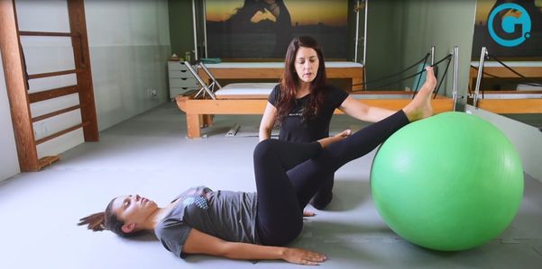 A professora Merinha Braga ensina como fazer exercícios com a bola de pilates