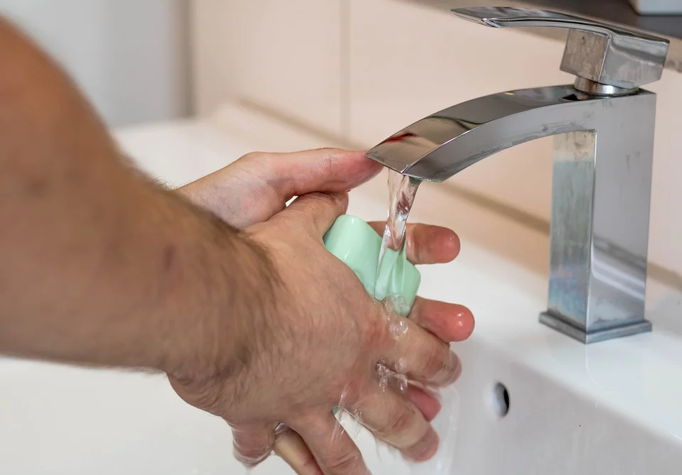 Lavar bem as mãos é umas das principais medidas para evitar o coronavírus