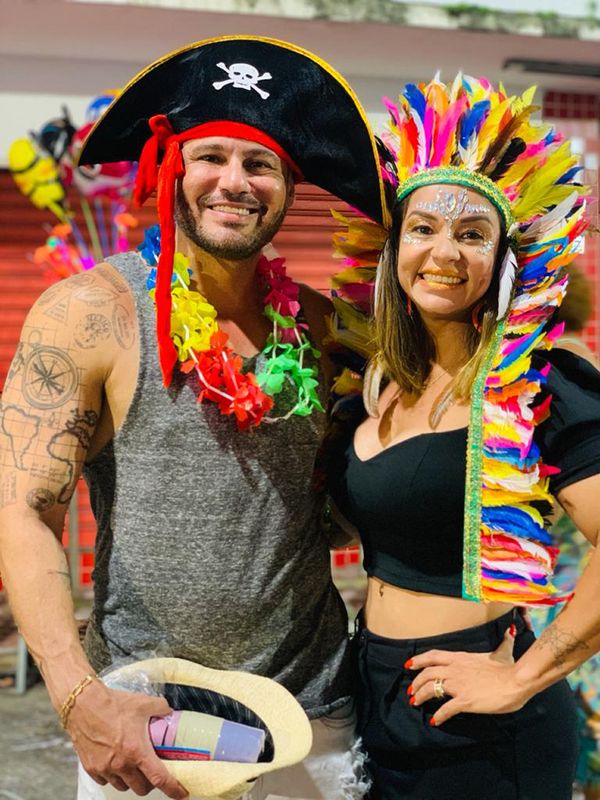 O advogado Wiler Coelho e a empresária Debora Guerra Coelho curtiram a folia dos bloquinhos de carnaval pelas ruas de Guarapari. Crédito: Divulgação