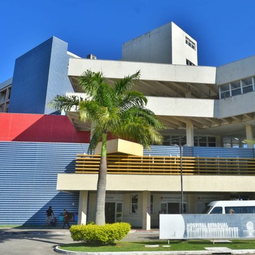 Vítima era gerente de um restaurante na Praia do Canto, em Vitória. A esposa e um outro parente do jovem também estão infectados