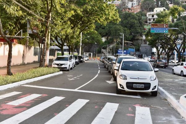O antigo trecho da avenida passou a ser utilizado como estacionamento na região. Crédito: Fernando Madeira