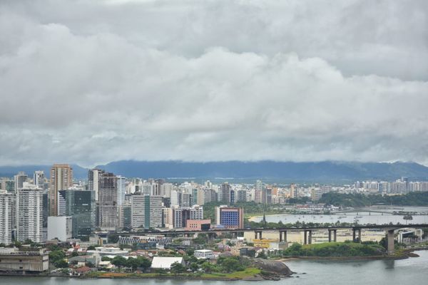 Tempo nublado e chuvoso em Vitória. Crédito: Fernando Madeira