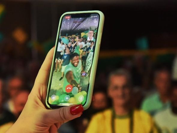 Apoiadores de Jair Bolsonaro conversaram com o presidente pelo celular em evento de filiação do novo partido, em Vitória por Fernando Madeira
