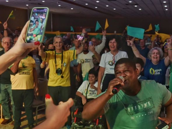 Eleitor de Bolsonaro conversa com o presidente por celular durante evento em Vitória por Fernando Madeira