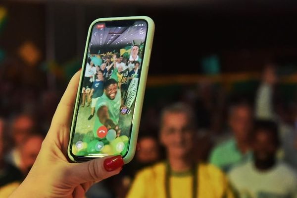 Apoiadores de Jair Bolsonaro conversaram com o presidente pelo celular em evento de filiação do novo partido, em Vitória por Fernando Madeira