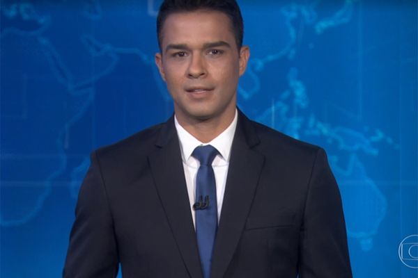 Philipe Lemos apresentou novamente o Jornal Nacional. Crédito: Reprodução/TV Globo