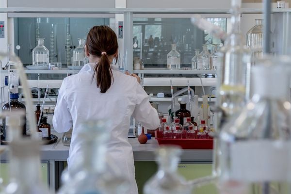 Laboratórios farmacêuticos temem ficar sem estoque de insumos utilizados na fabricação de medicamentos