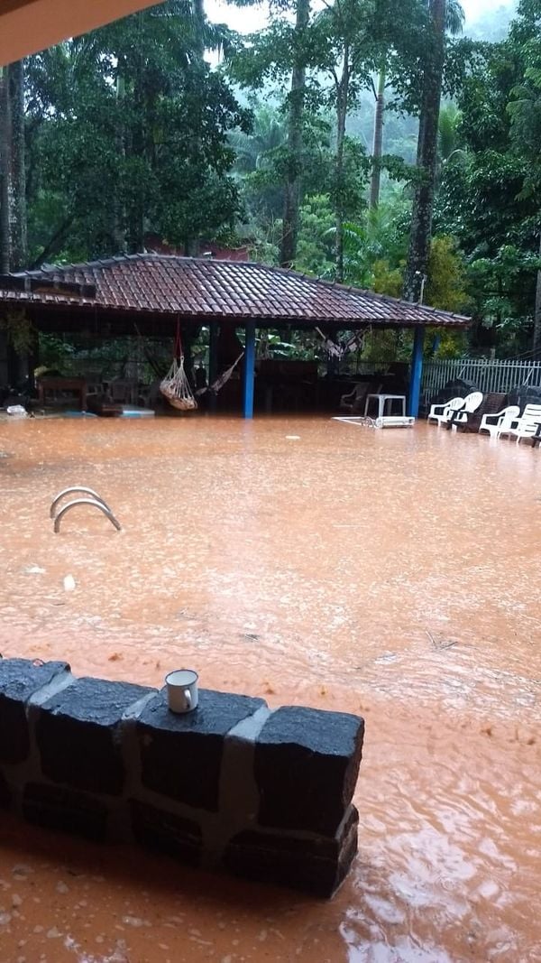 Sítio é tomado por água e lama após chuva que atingiu a região que fica entre Viana e Guarapari. Piscina desapareceu. Crédito: Internauta