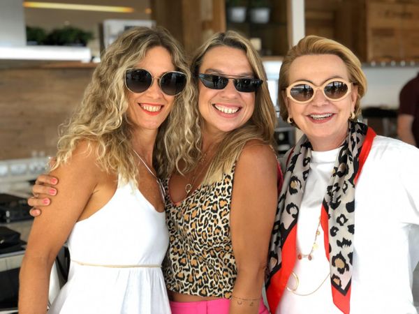 Ana Claudia Cardozo, Andreia Lopes e Beth Dalcolmo: tarde de festa na Ilha do Frade. Crédito: Renata Rasseli