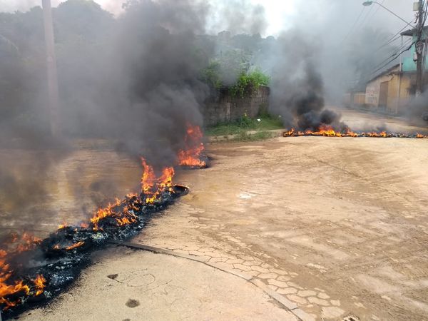 Na avenida Girassol, em Porto de Cariacica, moradores queimam pneus por conta dos alagamentos na região. Crédito: Angelo Custódio