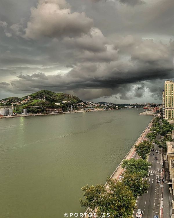 Céu fechado antes das fortes chuvas que atingiram a Região Metropolitana de Vitória neste domingo (1). Crédito: Reprodução | Portos ES