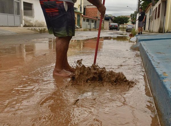 Depois do temporal, moradores de Vila Velha tentavam voltar à vida normal. Crédito: Vitor Jubini