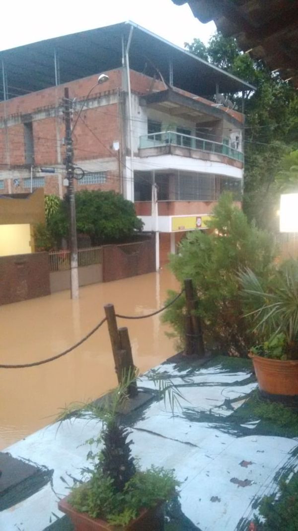 Efeitos da chuva em Mimoso do Sul por Internauta