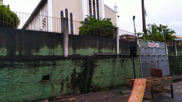 Em Vila Bethania, Viana, o muro da Igreja  Santa Clara de Assis ameaça desabar. Crédito: Caique Verli