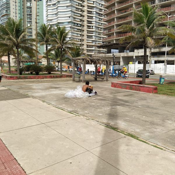 Homem dormiu enrolado em saco plástico na Praia de Itaparica, em Vila Velha. Crédito: Divulgação/ Diezo Gomes
