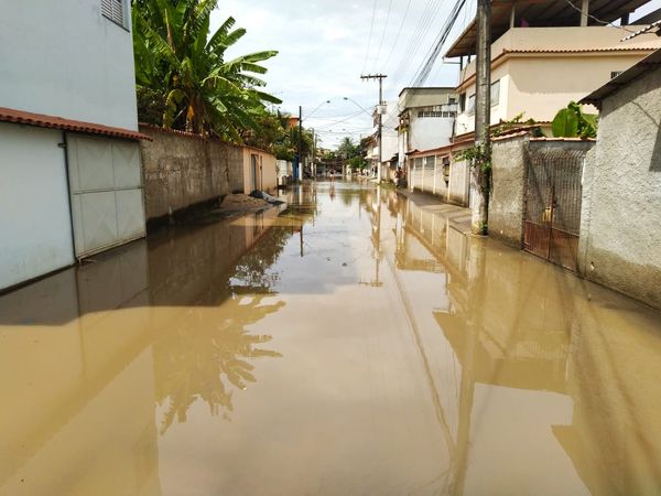 Mesmo sem chuva na manhã desta segunda-feira (02), a água não baixa em Vila Velha. Crédito: Caique Verli