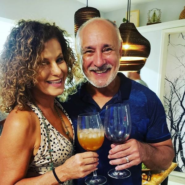 A aniversariante Mônica Zorzanelli e Alexandre Vasconcellos: brindando a vida!. Crédito: Divulgação