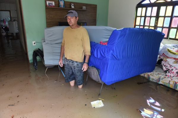 Morador suspendeu móveis, ainda assim a água tomou conta da residência no bairro 23 de Maio, em Vila Velha . Crédito: Ricardo Medeiros