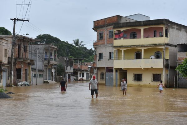 Moradores atravessam e enfrentam alagamentos em Vila Rica, Viana . Crédito: Fernando Madeira