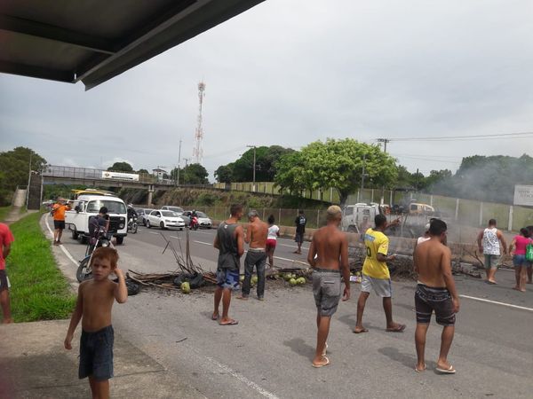 Moradores da região de Ponta da Fruta, em Vila Velha, bloquearam a rodovia e atearam fogo em galhos e pneus . Crédito: Internauta