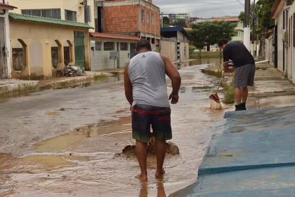 Moradores da rua Fluviopólis retiram lama de suas residências por Vitor Jubini