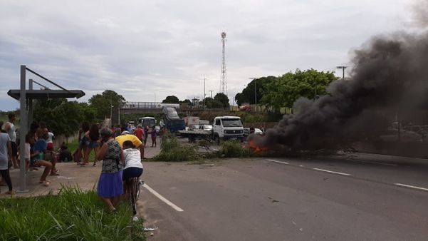 O fluxo no sentido Guarapari na Rodovia do Sol foi interrompido por conta de protestos na altura de ponta da Fruta, em Vila Velha. Crédito: Internauta