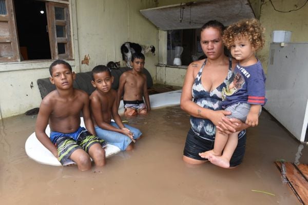 Raquel Gomes do bairro São Conrado, Vila Velha, perdeu móveis e eletrodomésticos . Crédito: Ricardo Medeiros