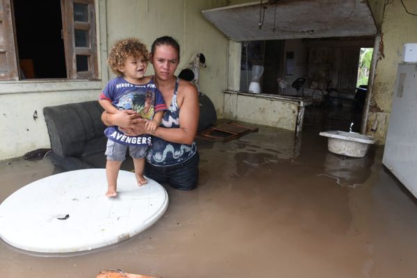 Raquel Gomes, moradora do bairro São Conrado em Vila Velha, perdeu móveis e eletrodomésticos por Ricardo Medeiros