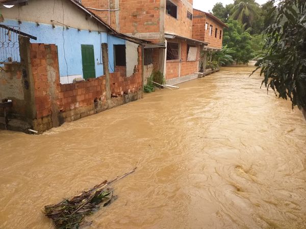 Rio sobe e água invade ruas em São Domingos do Norte por Defesa Civil São Domingos do Norte