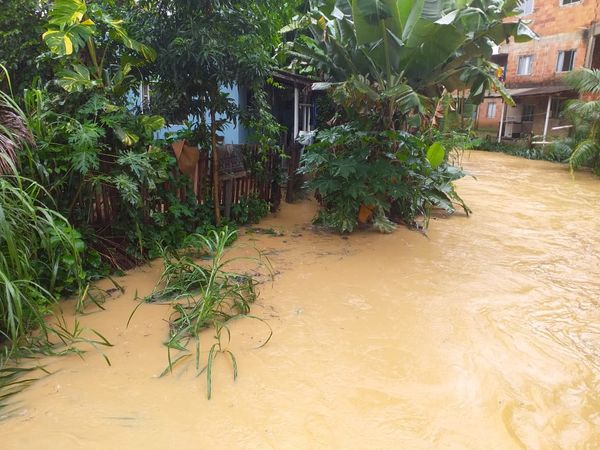 Rio sobe e água invade ruas em São Domingos do Norte por Defesa Civil São Domingos do Norte