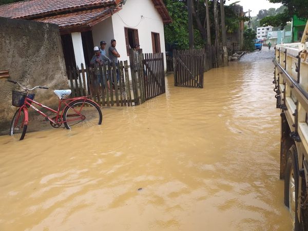 Rio sobe e água invade ruas em São Domingos do Norte por Defesa Civil São Domingos do Norte