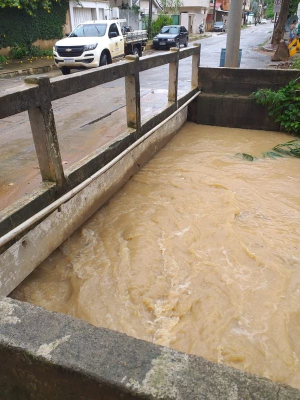 Rio sobe e água invade ruas em São Domingos do Norte por Defesa Civil São Domingos do Norte