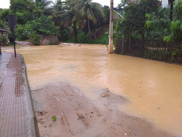 Rio sobe e água invade ruas em São Domingos do Norte por Defesa Civil São Domingos do Norte