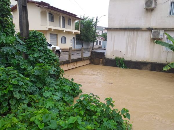 Rio sobe e água invade ruas em São Domingos do Norte por Defesa Civil São Domingos do Norte