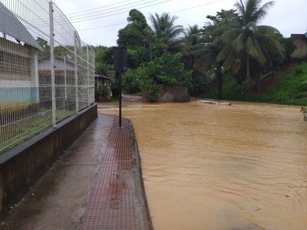 Rio sobe e água invade ruas em São Domingos do Norte por Defesa Civil São Domingos do Norte
