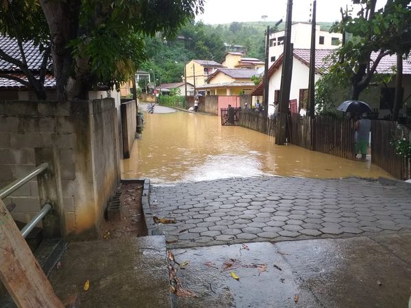 Rio sobe e água invade ruas em São Domingos do Norte por Defesa Civil São Domingos do Norte