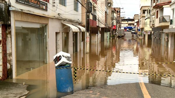 Rio transborda e invade casas e comércio em Águia Branca  por TV Gazeta Noroeste/ Reprodução
