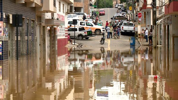 Rio transborda e invade casas e comércio em Águia Branca  por TV Gazeta Noroeste/ Reprodução