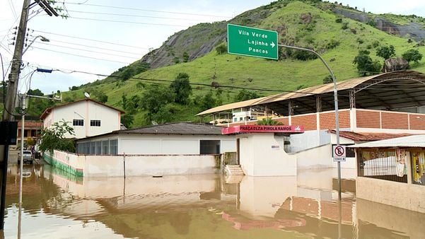 Rio transborda e invade casas e comércio em Águia Branca  por TV Gazeta Noroeste/ Reprodução