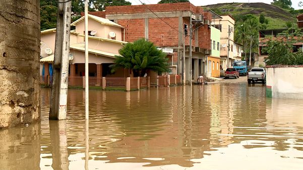Rio transborda e invade casas e comércio em Águia Branca  por TV Gazeta Noroeste/ Reprodução