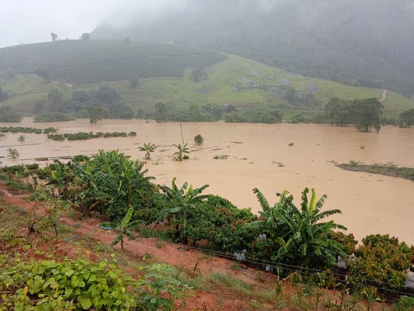 Rio transborda e invade casas e comércio em Águia Branca  por Leitor 