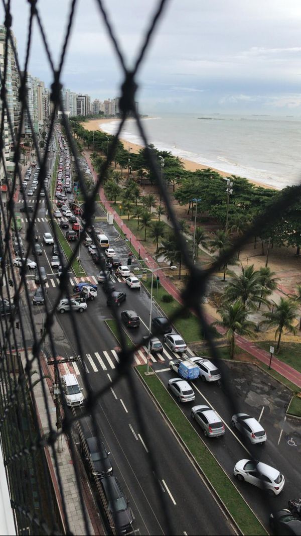Trânsito fica caótico na Orla de Itaparica, em Vila Velha. Crédito: Internauta