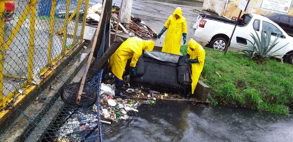 Um sofá inteiro é retirado da estação de bombeamento do Canal da Costa, na Praia da Costa. Crédito: PMVV