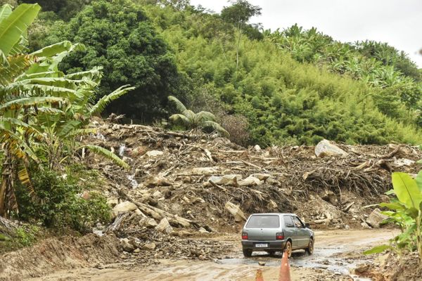  Rodovia ES 146, que liga Marechal Floriano a Alfredo Chaves, está com mais de 20 pontos com deslizamento de barreiras por Vitor Jubini