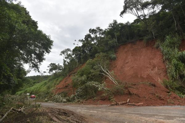  Rodovia ES 146, que liga Marechal Floriano a Alfredo Chaves, está com mais de 20 pontos com deslizamento de barreiras por Vitor Jubini
