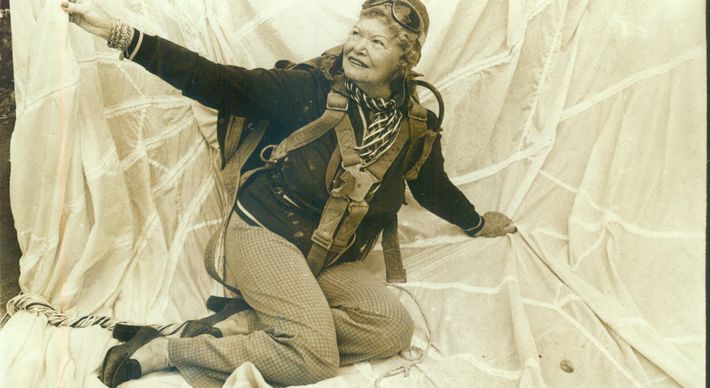 Além do pioneirismo ao conquistar um brevê de piloto, em 1939, ela consagrou-se como a primeira mulher a saltar de paraquedas no Brasil