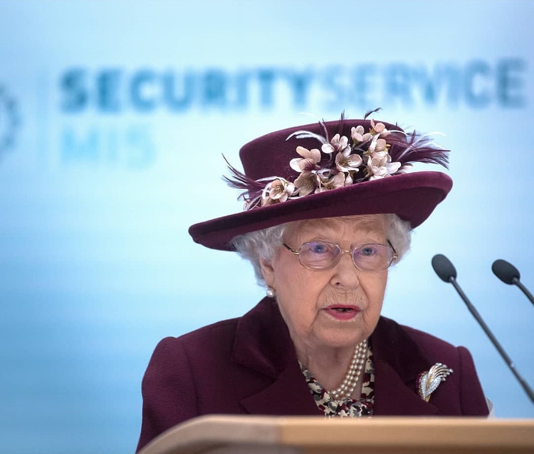 Coronavírus: rainha Elizabeth II arrisca e mantém apertos ...