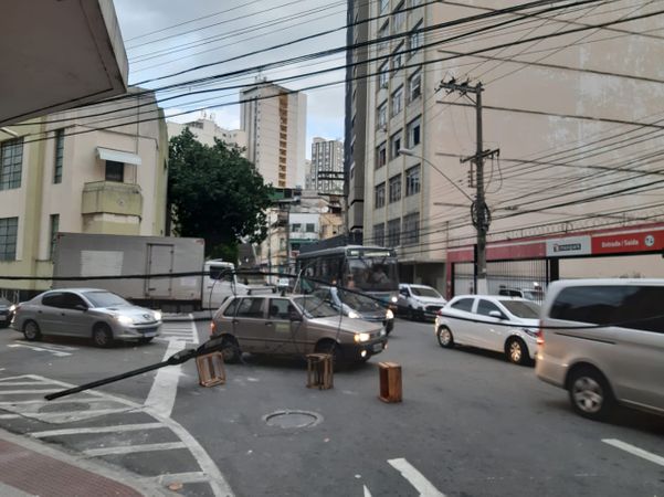 Fios caídos complicaram o trânsito no Centro de Vitória nesta terça-feira (3) por Geraldo Nascimento