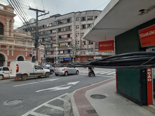 Fios caídos complicaram o trânsito no Centro de Vitória nesta terça-feira (3) por Geraldo Nascimento
