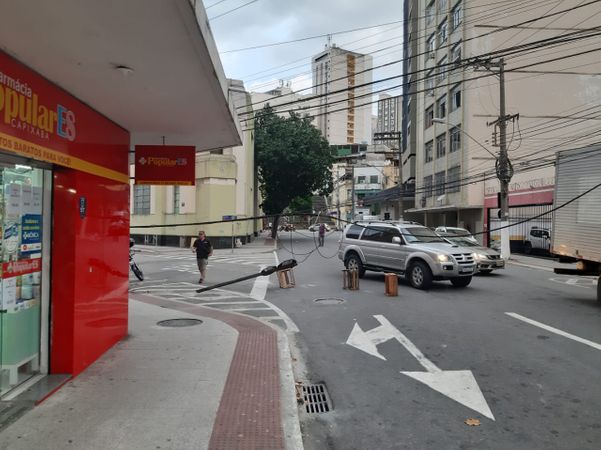 Fios caídos complicaram o trânsito no Centro de Vitória nesta terça-feira (3) por Geraldo Nascimento